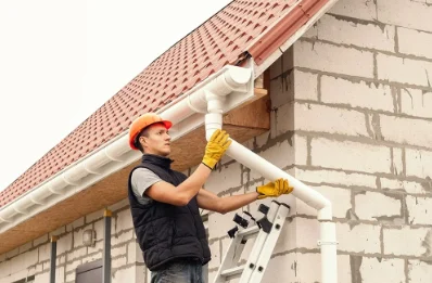 Pose et remplacement de gouttières à Escosse